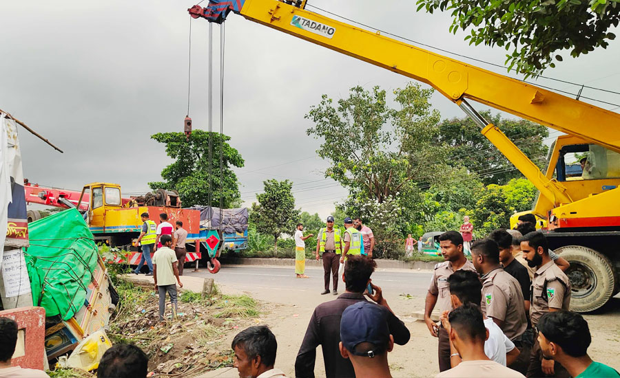 সোনারগাঁয়ে নিয়ন্ত্রণ হারানো ট্রাকের ধাক্কায় পথচারী নিহত, আহত ৪