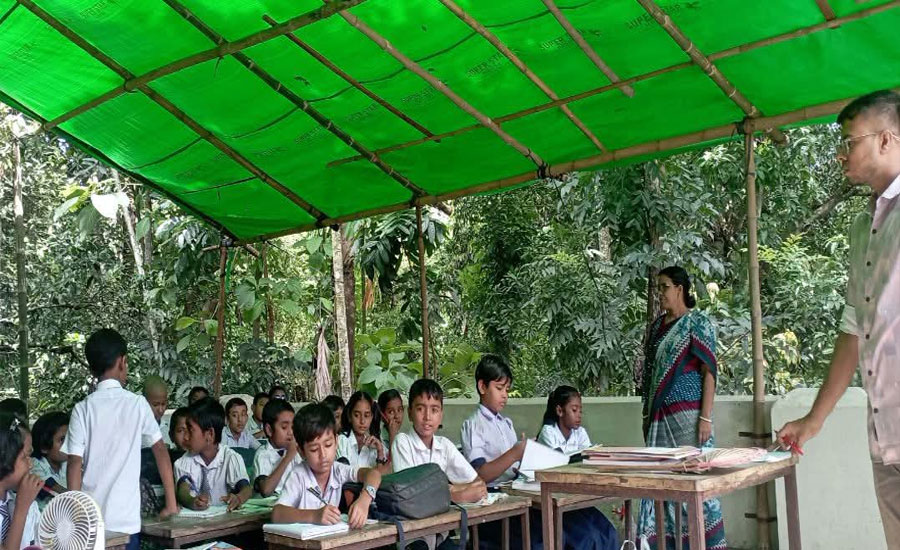 পাইকগাছায় বিদ্যালয়ে শ্রেণিকক্ষ সংকটে খোলা আকাশের নিচে তাবু টানিয়ে পাঠদান