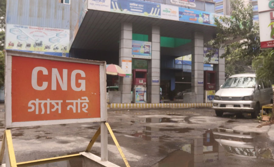 গ্যাস সংকটে বন্ধ হচ্ছে সিএনজি স্টেশন, বাসায়ও জ্বলছে না চুলা