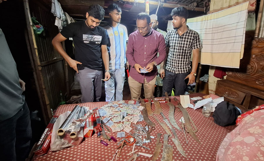 টঙ্গীর মিলগেটে অভিযানে জাল নোট সদৃশ কাগজ, মাদক সেবনের সরঞ্জাম ও দেশীয় অস্ত্র উদ্ধার; গ্রেপ্তার ২
