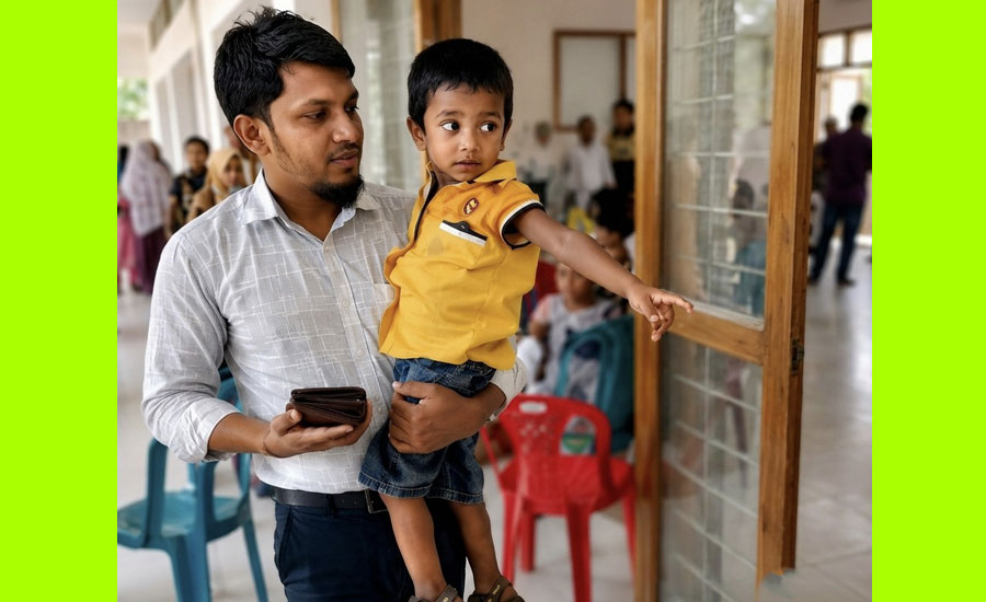 ফুলবাড়ীতে পরীক্ষার্থীর শিশুকে কোলে নিয়ে মানবিকতার দৃষ্টান্ত স্থাপন করলেন এসিল্যান্ড