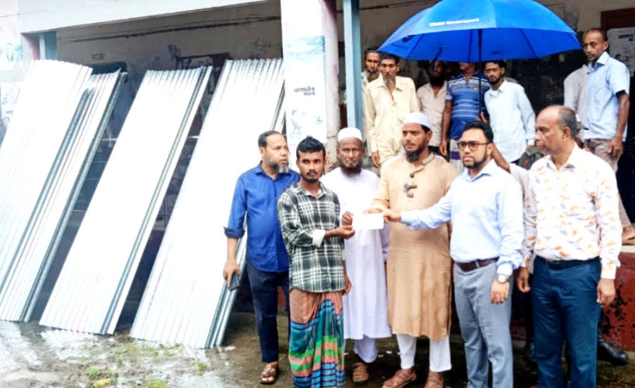 বাউফলে ৫০ অসচ্ছল পরিবার পেল ৫ লাখ টাকার অনুদান, অগ্নিকাণ্ডে ক্ষতিগ্রস্ত ৩০ পরিবারকে টিন ও নগদ সহায়তা