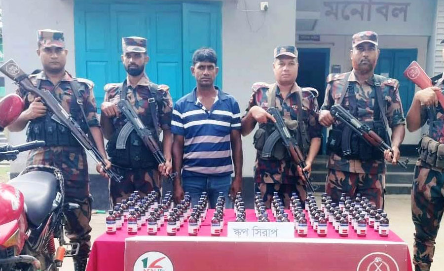 গোমস্তাপুর সিমান্তে ৯৮ বোতল ইস্কাফ সিরাপ ও মোটরসাইকেলসহ আটক-১