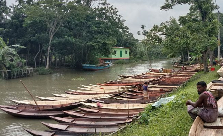 নেছারাবাদে আটঘর খালে জমে উঠেছে ভাসমান নৌকার হাট