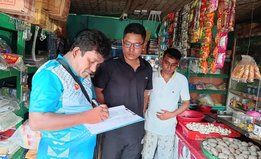মাদারগঞ্জে অতিরিক্ত দামে বোতলজাত পেট্রোল বিক্রি, ভ্রাম্যমাণ আদালতের অভিযানে জরিমানা