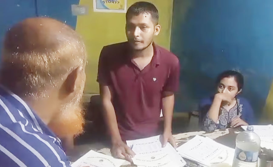 বন্ধুদের নিয়ে চায়ের দোকানে এইচএসসি পরীক্ষার খাতা দেখছিলেন শিক্ষক, ৪০০ খাতা জব্দ