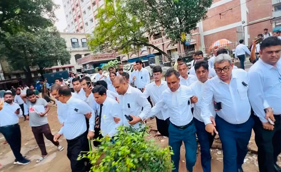 আওয়ামীপন্থি আইনজীবীদের কালো ব্যাজ ধারণ, বিএনপির উপস্থিতিতে ছত্রভঙ্গ