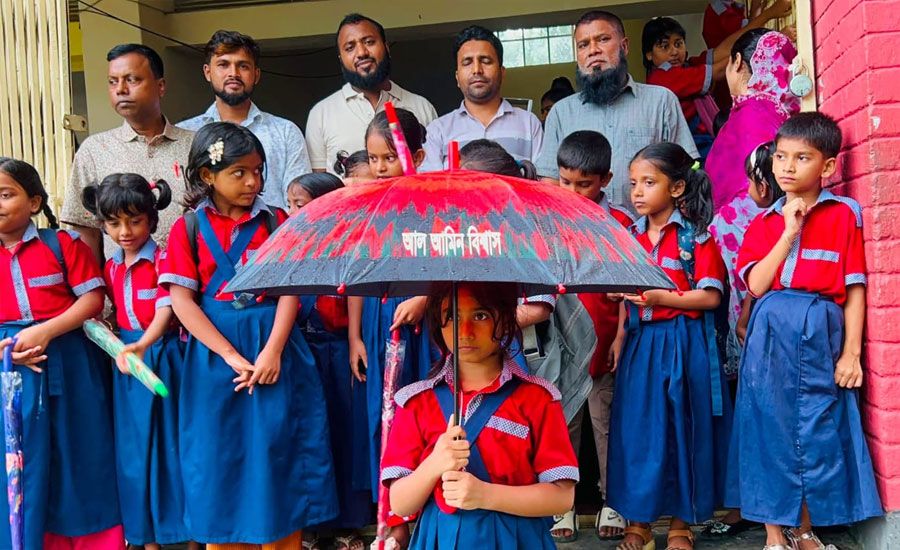 মুকসুদপুরে ১৭ স্কুলের শিক্ষার্থীদের মাঝে চেয়ারম্যান প্রার্থী আল আমিন বিশ্বাসের ১ হাজার ছাতা বিতরণ
