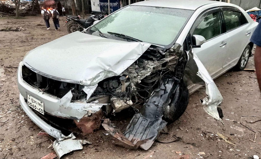 উল্টো পথে ভ্যান, জৈনা বাজারে প্রাইভেটকারের সঙ্গে সংঘর্ষে আহত শিক্ষার্থী