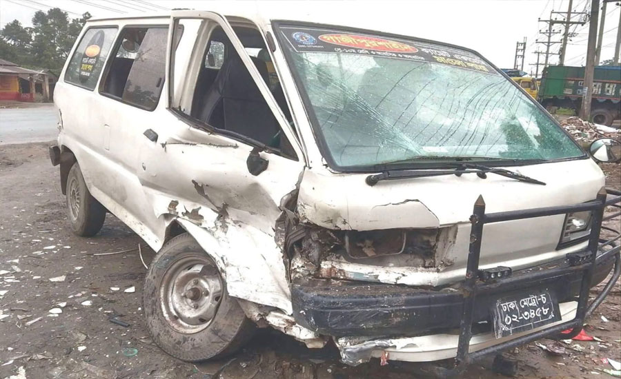 উল্টো পথে ভ্যান, জৈনা বাজারে প্রাইভেটকারের সঙ্গে সংঘর্ষে আহত শিক্ষার্থী