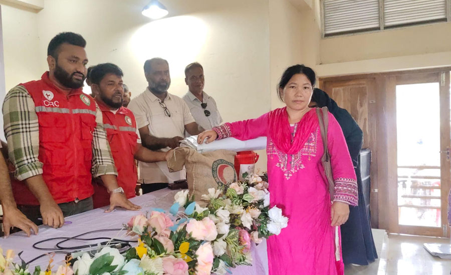 বাঘাইছড়িতে রেড ক্রিসেন্টের উদ্যোগে ৫০০ বন্যাদুর্গত পরিবারের মাঝে ত্রাণ বিতরণ