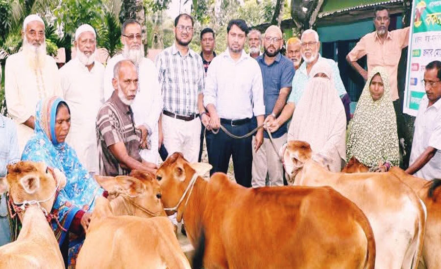 গাবতলীতে আস্থা ফাউন্ডেশনের উদ্যোগে ৫টি বকনা গরু বিতরণ