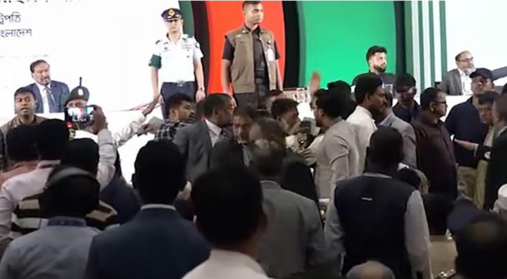 রাষ্ট্রীয় অনুষ্ঠানে বিশৃঙ্খলা দেখে ‘লজ্জিত ও ব্যথিত’ রাষ্ট্রপতি