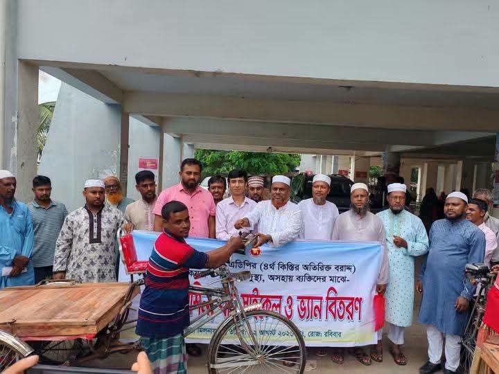 পাইকগাছায় শিক্ষার্থী ও গরীব-দুস্থদের মাঝে সাইকেল-ভ্যান ও সেলাই মেশিন বিতরণ