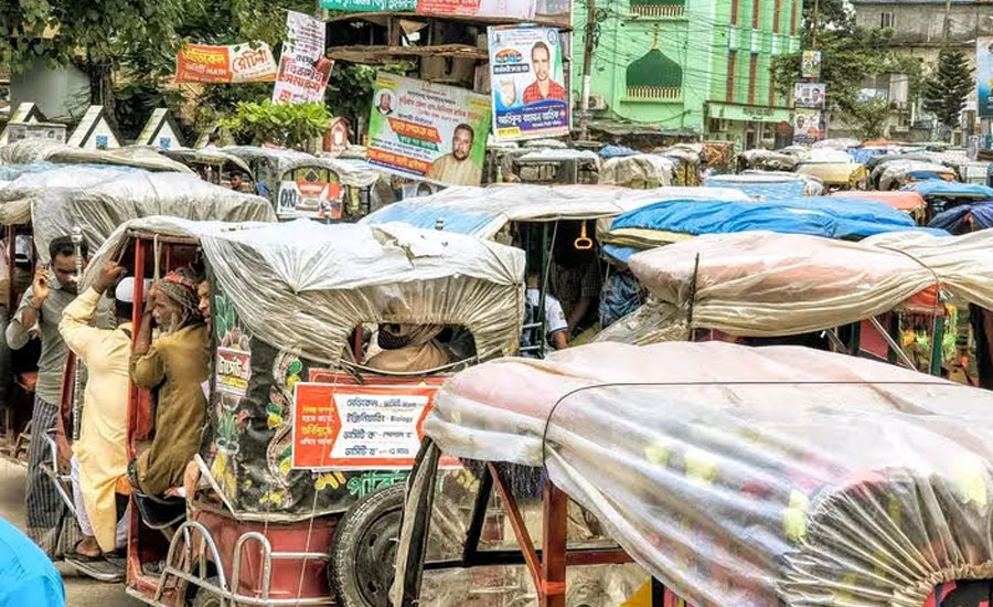 কুড়িগ্রামে যানজট নিরসনে শহীদ মিনারের অব্যবহৃত অংশ অপসারণ