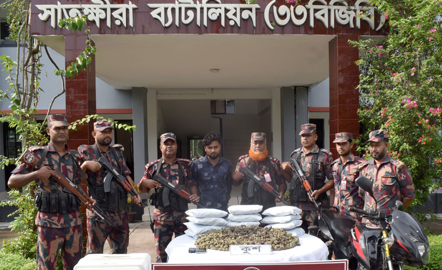 সাতক্ষীরা ৩৩ বিজিবি ব্যাটেলিয়ানের অভিযানে ৬ কোটি টাকা মূল্যের কুশ মাূকসহ এক চোরাকারবারি আটক