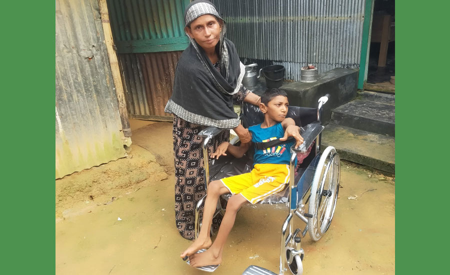 প্রতিবন্ধী শিশুকে হুইলচেয়ার উপহার দিল বাংলাদেশ সেনাবাহিনীর দীঘিনালা জোন