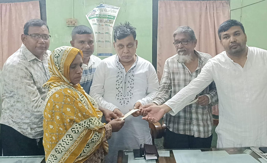 জামালপুরে ৪ শ্রমিক পরিবার পেল কল্যাণ তহবিলের ২ লাখ ৪৮ হাজার টাকার চেক