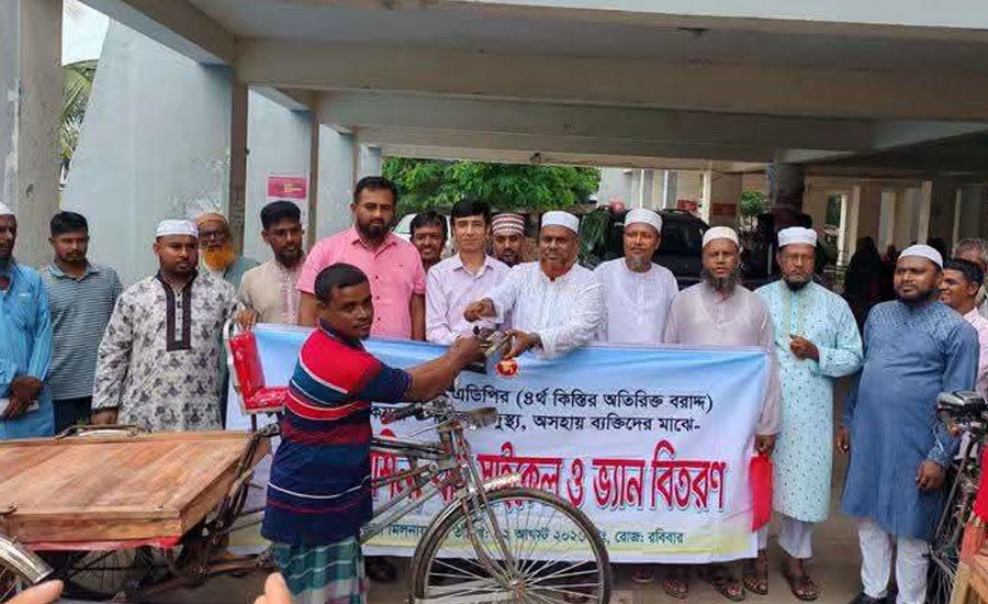 পাইকগাছায় শিক্ষার্থী ও গরীব-দুস্থদের মাঝে সাইকেল-ভ্যান ও সেলাই মেশিন বিতরণ