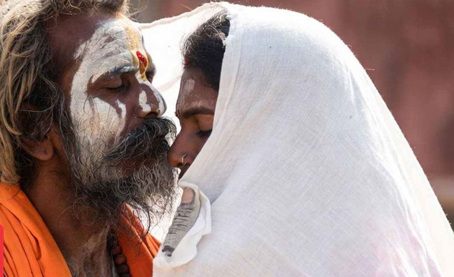 এবার আবির্ভাব ‘লিপ কিস বাবা’র, ভিডিও ঘিরে তুমুল বিতর্ক