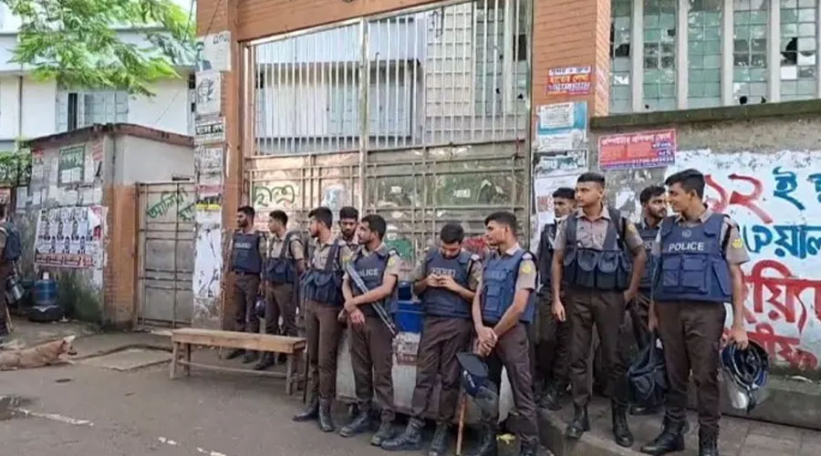 বকশীবাজার আলিয়া মাদরাসা এলাকায় ফের সংঘর্ষের শঙ্কা, পুলিশ মোতায়েন
