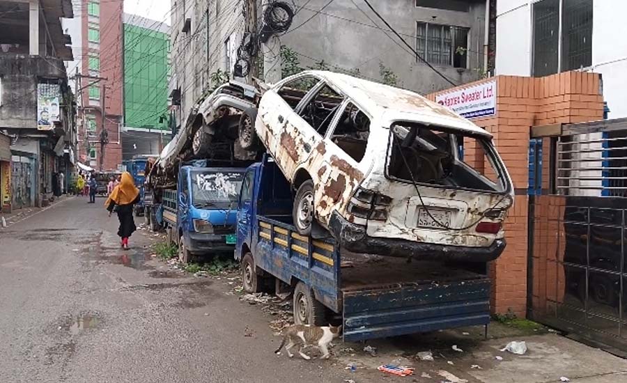 গাছা থানায় অযত্নে পড়ে নষ্ট হচ্ছে জব্দ যানবাহন, খোলা আকাশের নিচে কোটি টাকার সম্পদ