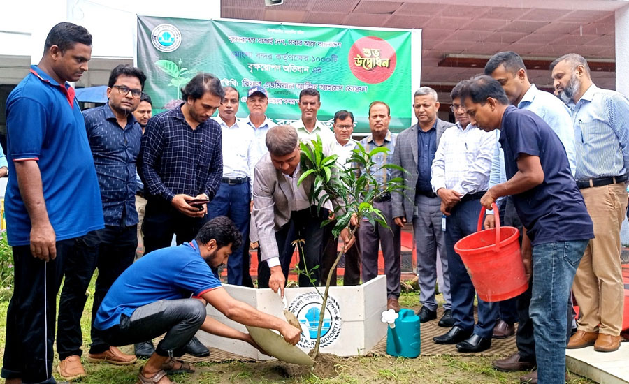 বৃক্ষরোপণের মাধ্যমে সবুজ বাংলাদেশ বিনির্মাণে অবদান রাখবে মোংলা বন্দর