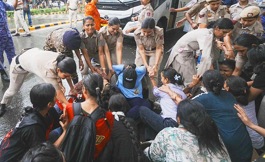 শিক্ষার্থীদের আন্দোলনে পুলিশের লাঠিচার্জ, রণক্ষেত্র রাঁচি