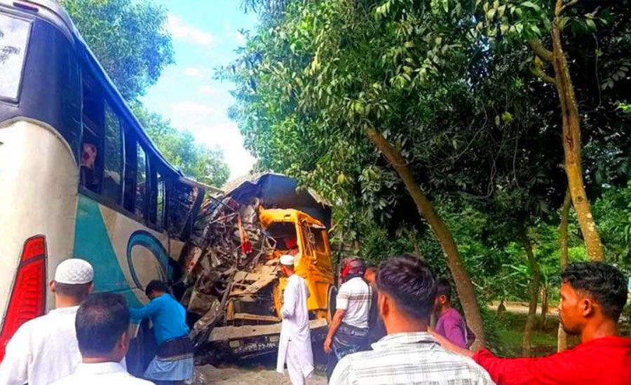 শাহরাস্তিতে বাস-ট্রাকের মুখোমুখি সংঘর্ষ, নিহত ৩
