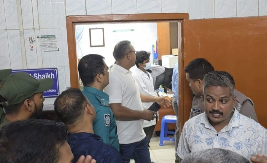 ঢামেক পরিচালকের পদত্যাগ দাবিতে চিকিৎসক-কর্মচারীদের পালটাপালটি অবস্থান, চিকিৎসাসেবা বন্ধ