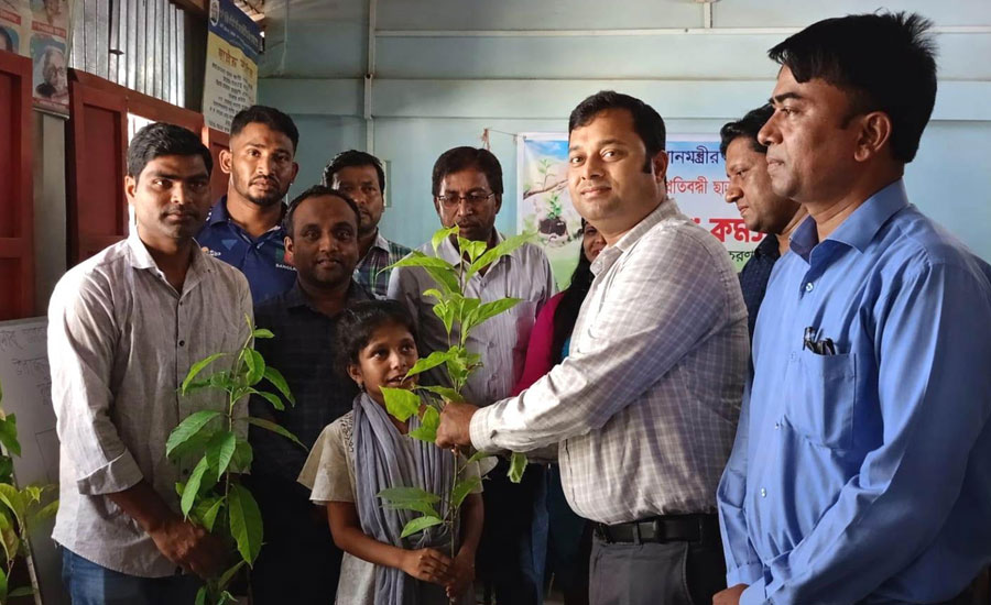 দুর্গাপুরে প্রতিবন্ধি শিক্ষার্থীদের মঝে চারা বিতরণ
