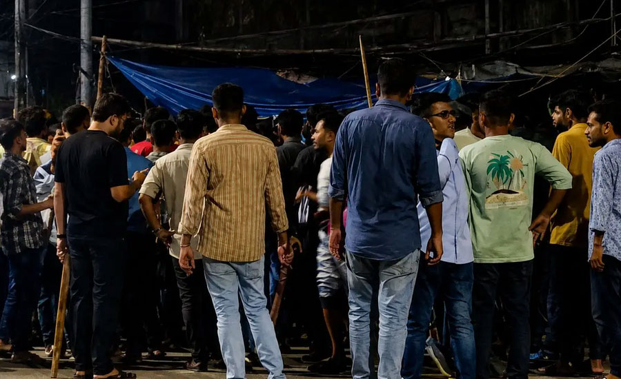 নিউমার্কেটে ফুটপাতে দোকান বসানো নিয়ে ছাত্রদল-যুবদল সংঘর্ষ, আহত ২৫