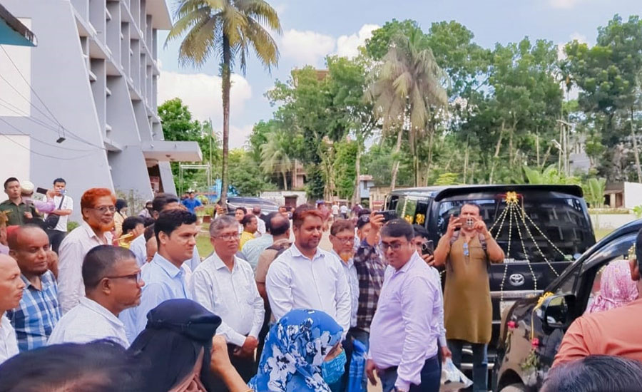 সুসজ্জিত গাড়িতে বিদায়, আবেগে ভাসলেন ১৮ শিক্ষক