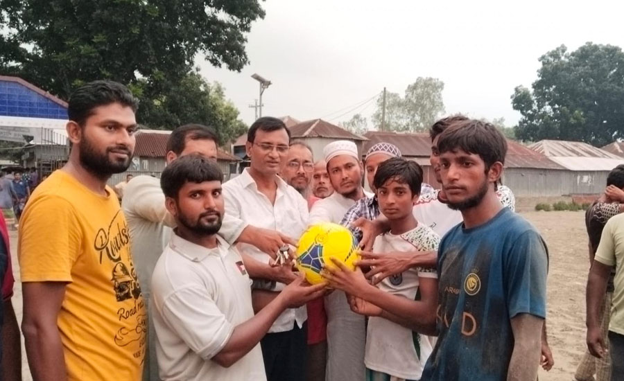 আমতলী যুবসমাজের মাঝে ফুটবল বিতরণ 