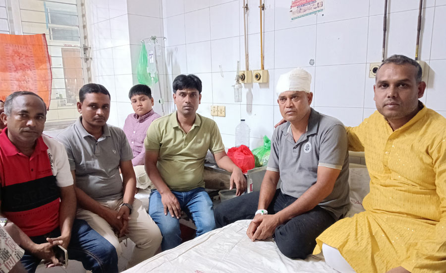 গাজীপুরে ঝুট ব্যবসা নিয়ন্ত্রণ নিয়ে উত্তেজনা, সাংবাদিককে রামদার কোপ