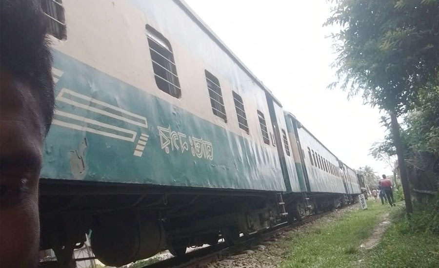 অগ্নিবীনা এক্সপ্রেস ট্রেনের ইঞ্জিন বিকল ঢাকা - ময়মনসিংহ রেলযোগ বন্ধ 