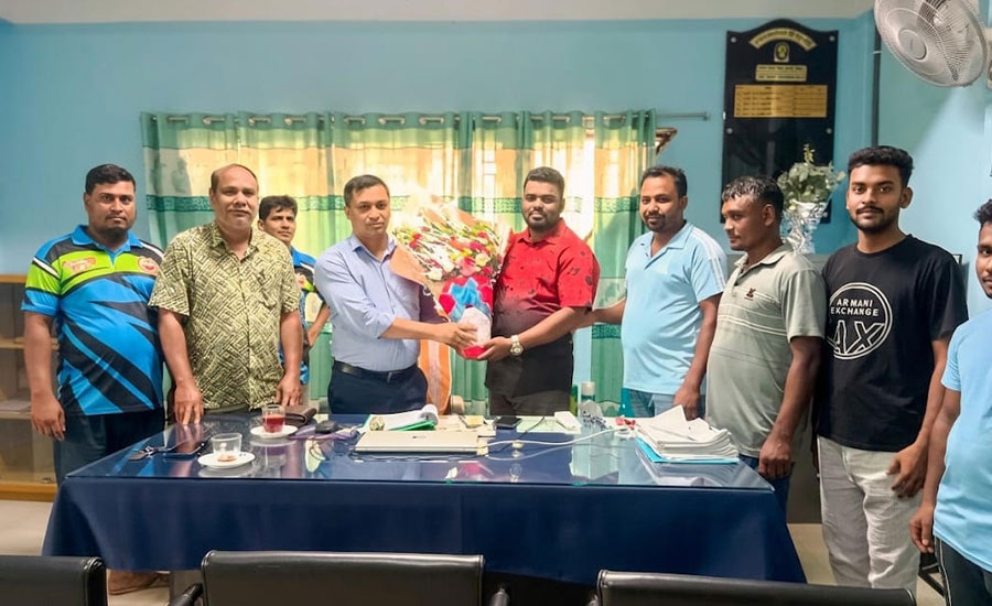 ফুলবাড়ীতে নবাগত পল্লী বিদ্যুৎ ডিজিএমকে বৈদ্যুতিক নির্মান শ্রমিক ইউনিয়নের ফুলেল শুভেচ্ছা