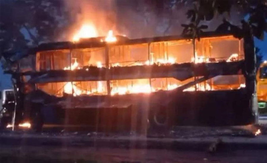 কক্সবাজারের স্লিপার বাসে আগুন, জানালা ভেঙে বের হলেন যাত্রীরা