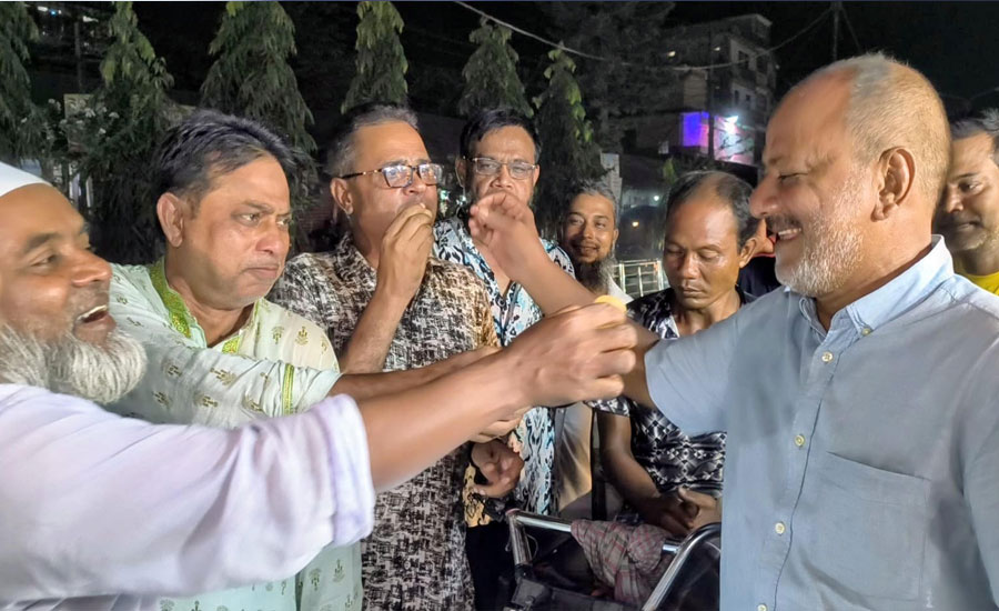 ‎রুহুল কবীর রিজভী বিএনপির ভারপ্রাপ্ত মহাসচিব হওয়ায় কুড়িগ্রামে মিষ্টি বিতরণ