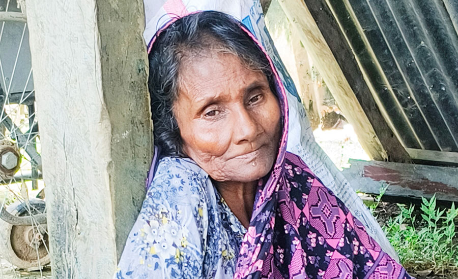 ঘর নেই, খাবার নেই, স্বজনও নেই জরাজীর্ণ যাত্রীছাউনিতে ৭৫ বছরের অসুস্থ জহুরা