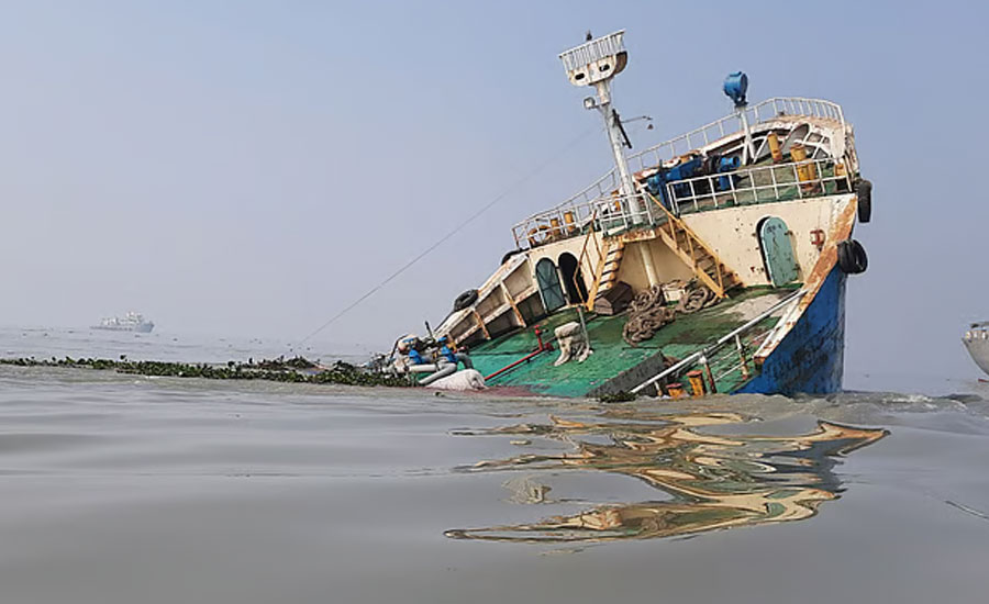 বাংলাদেশিসহ ২৪ নাবিক নিয়ে জাহাজডুবি, উদ্ধার ২