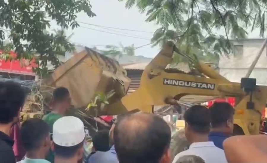 গাজীপুরে মহাসড়কে বড় উচ্ছেদ অভিযান, গুঁড়িয়ে দেওয়া হলো ৪০০ অবৈধ স্থাপনা