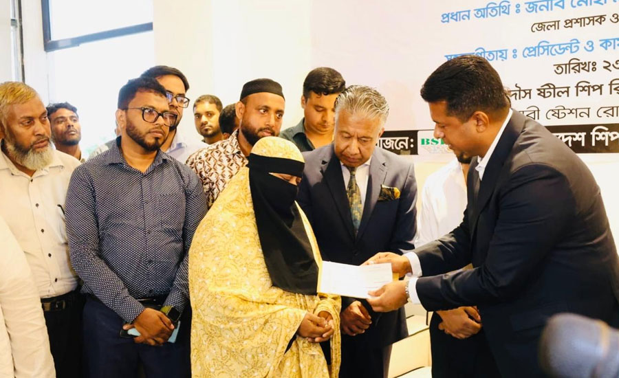 ৯ দিনের মধ্যে ১০ শ্রমিকের ক্ষতিপূরণ নিশ্চিত করলেন চট্টগ্রাম ডিসি