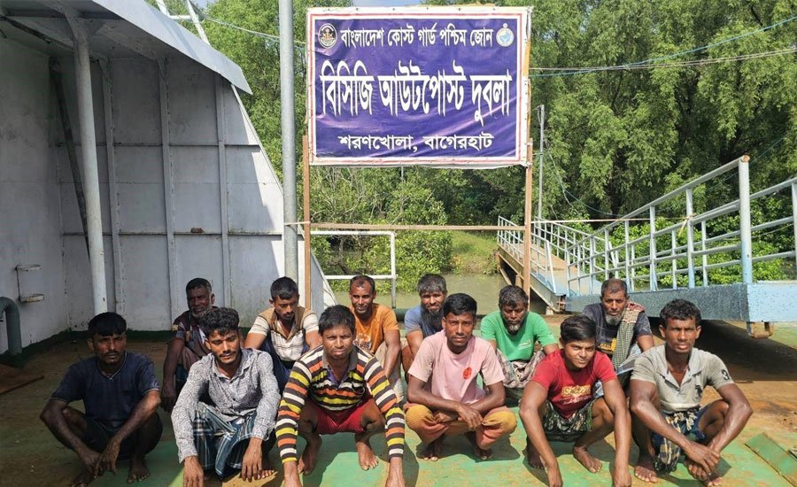 সাগরে ভাসতে থাকা বিকল ট্রলারসহ ১২ জেলে উদ্ধার 