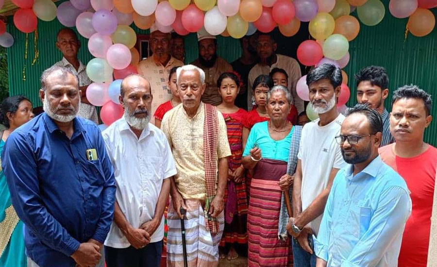 দরিদ্র হাজং পরিবারকে নতুন ঘর দিলেন ডেপুটি স্পিকার 