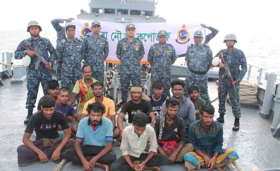 বঙ্গোপসাগরে ইঞ্জিন বিকল বোটসহ  ১৬ জেলেকে উদ্ধার করেছে নৌবাহিনী