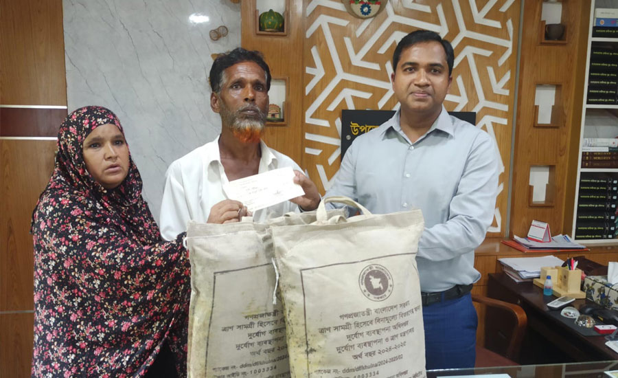 আগুনে ক্ষতিগ্রস্ত শেখ আদেলের পরিবারের পাশে চরভদ্রাসনের ইউএনও