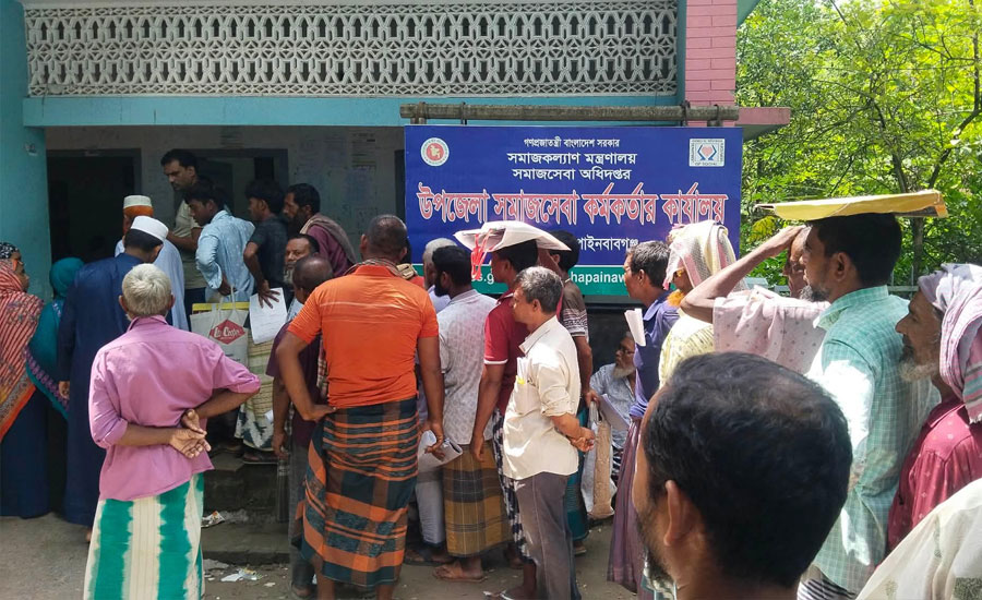 গোমস্তাপুরে ইউএনও নির্দেশে ছুটির দিনে প্রতিবন্ধী ডাক্তার জরিপ