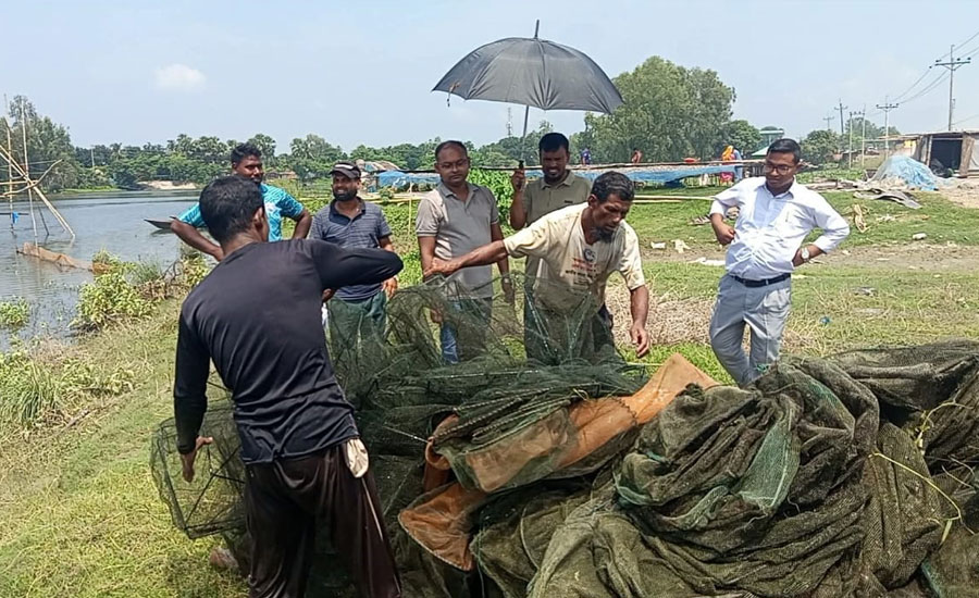 সিংড়ায় ৬৯টি চায়না দুয়ারী জাল জব্দ ও আগুনে পুড়িয়ে ধ্বংস 