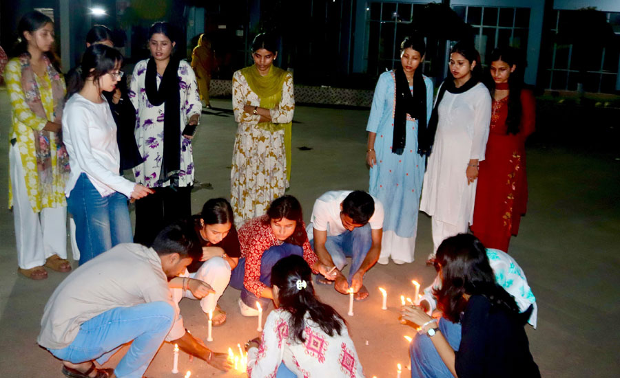 নেপালে বন্যায় প্রাণহানি ঘটনায় বাকৃবিতে নেপালি শিক্ষার্থীদের মোমবাতি প্রজ্বালন ও নীরবতা পালন